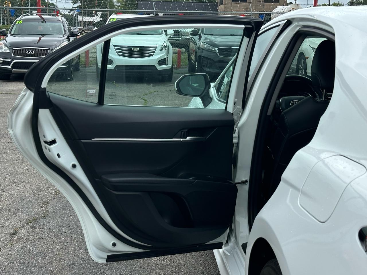 Toyota Camry SE Auto (Natl) 2020