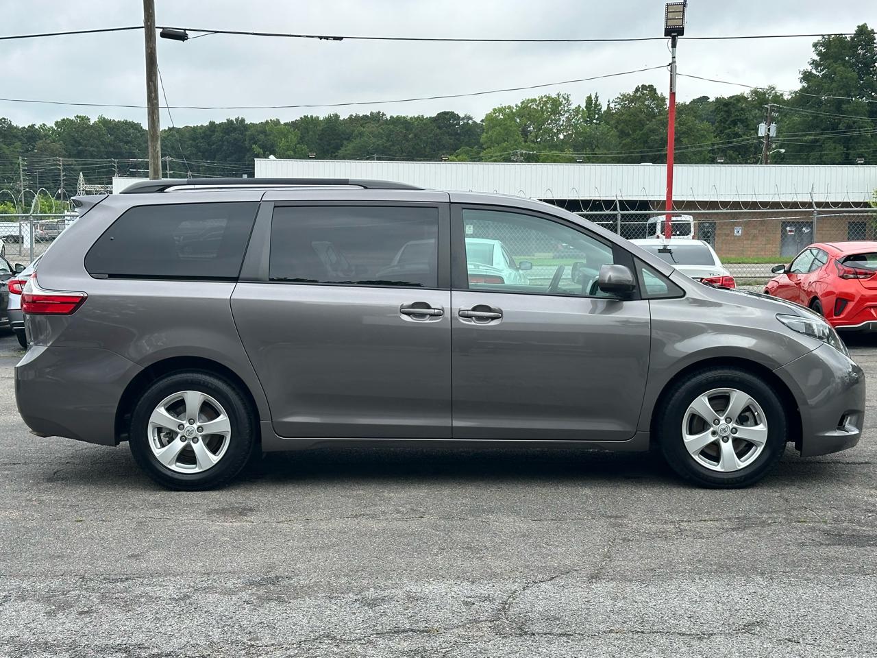 Toyota Sienna 5dr 8-Pass Van LE FWD (Natl) 2016