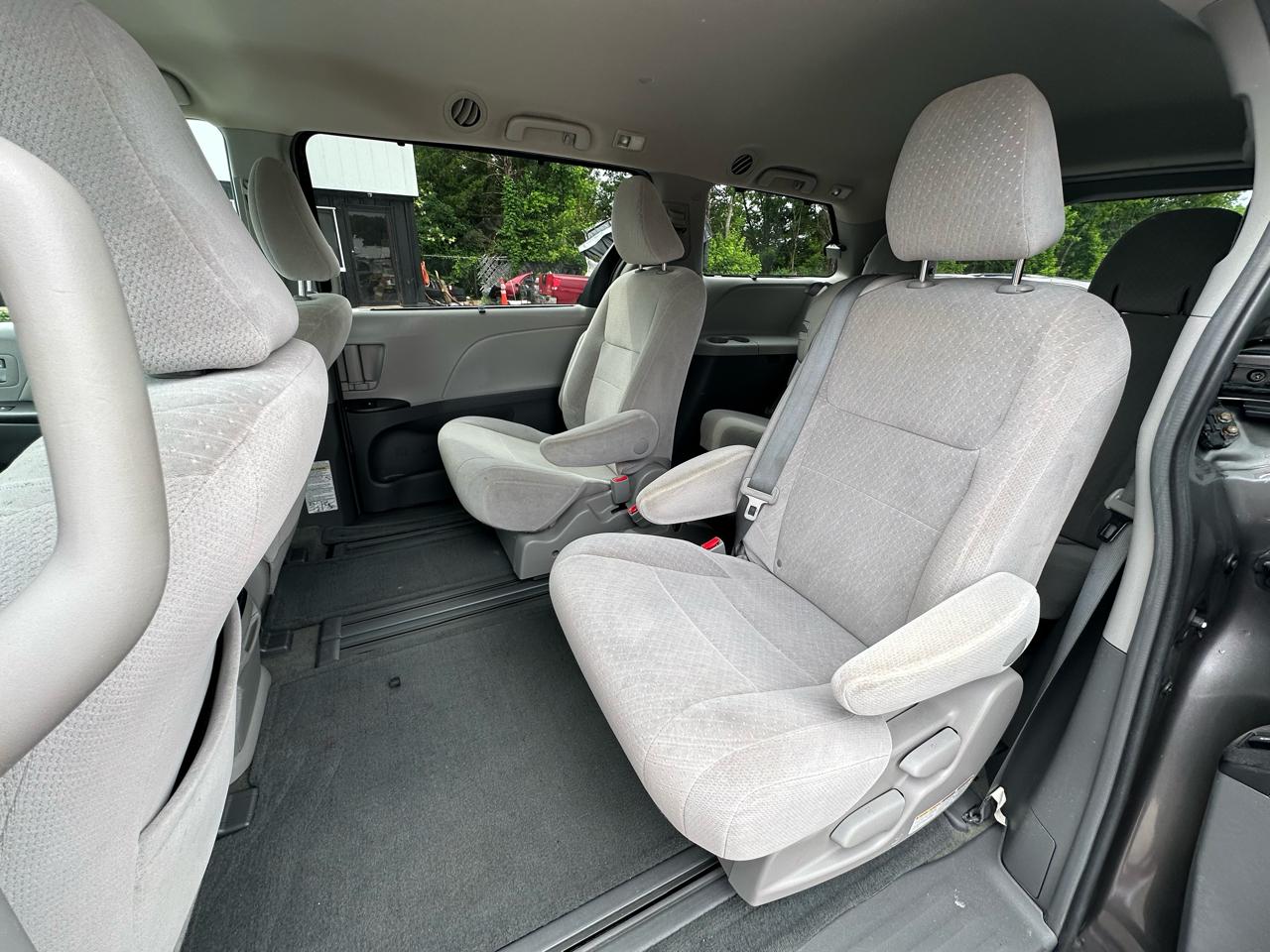 Toyota Sienna 5dr 8-Pass Van LE FWD (Natl) 2016