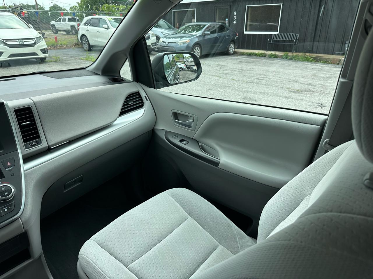 Toyota Sienna 5dr 8-Pass Van LE FWD (Natl) 2016