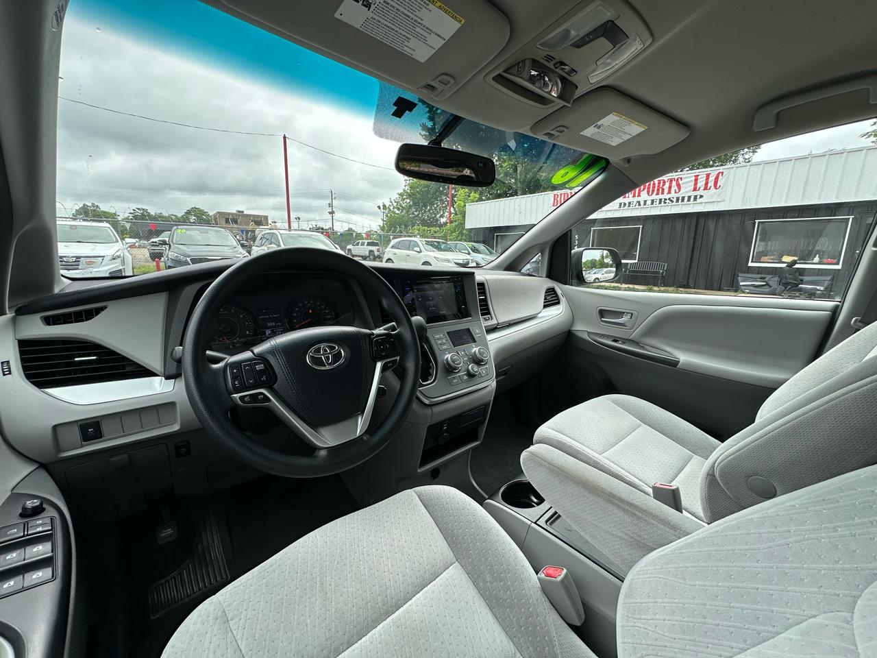 Toyota Sienna 5dr 8-Pass Van LE FWD (Natl) 2016