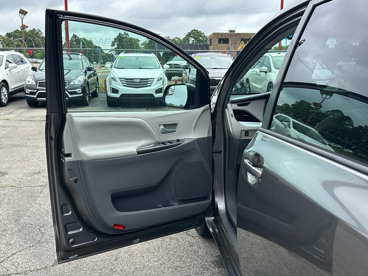Toyota Sienna 5dr 8-Pass Van LE FWD (Natl) 2016