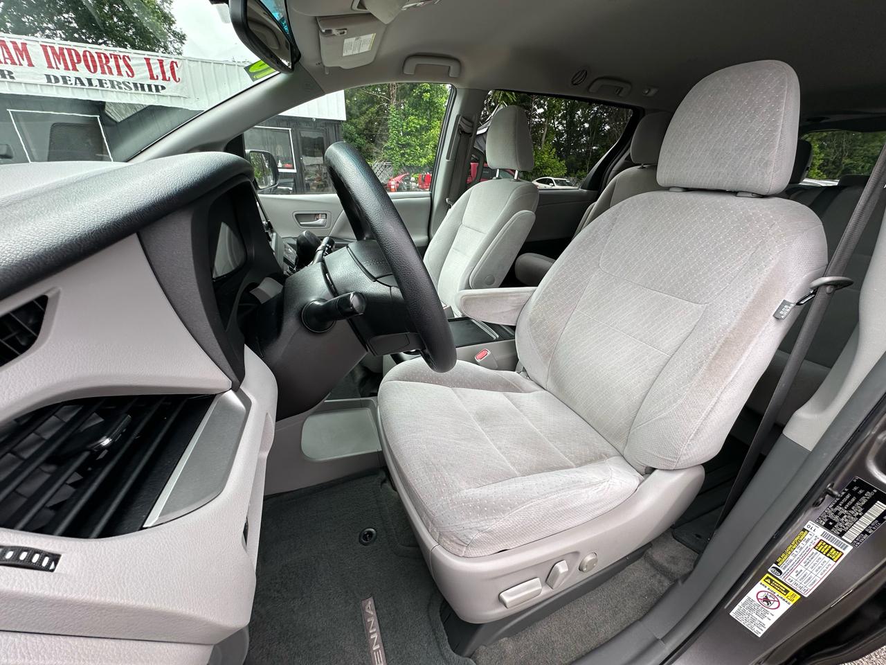 Toyota Sienna 5dr 8-Pass Van LE FWD (Natl) 2016