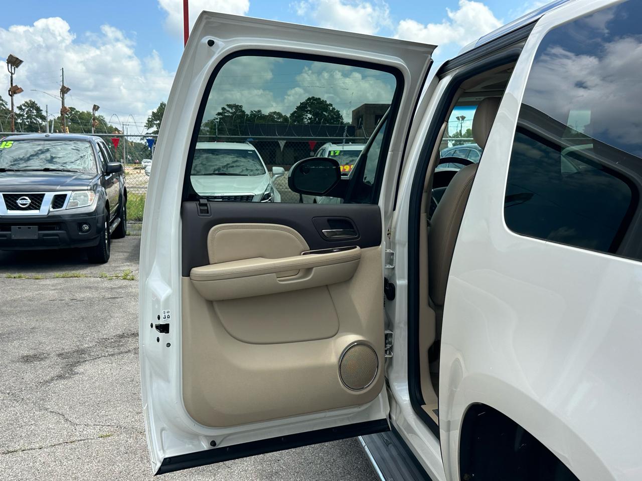 GMC Yukon XL AWD 4dr 1500 Denali 2013