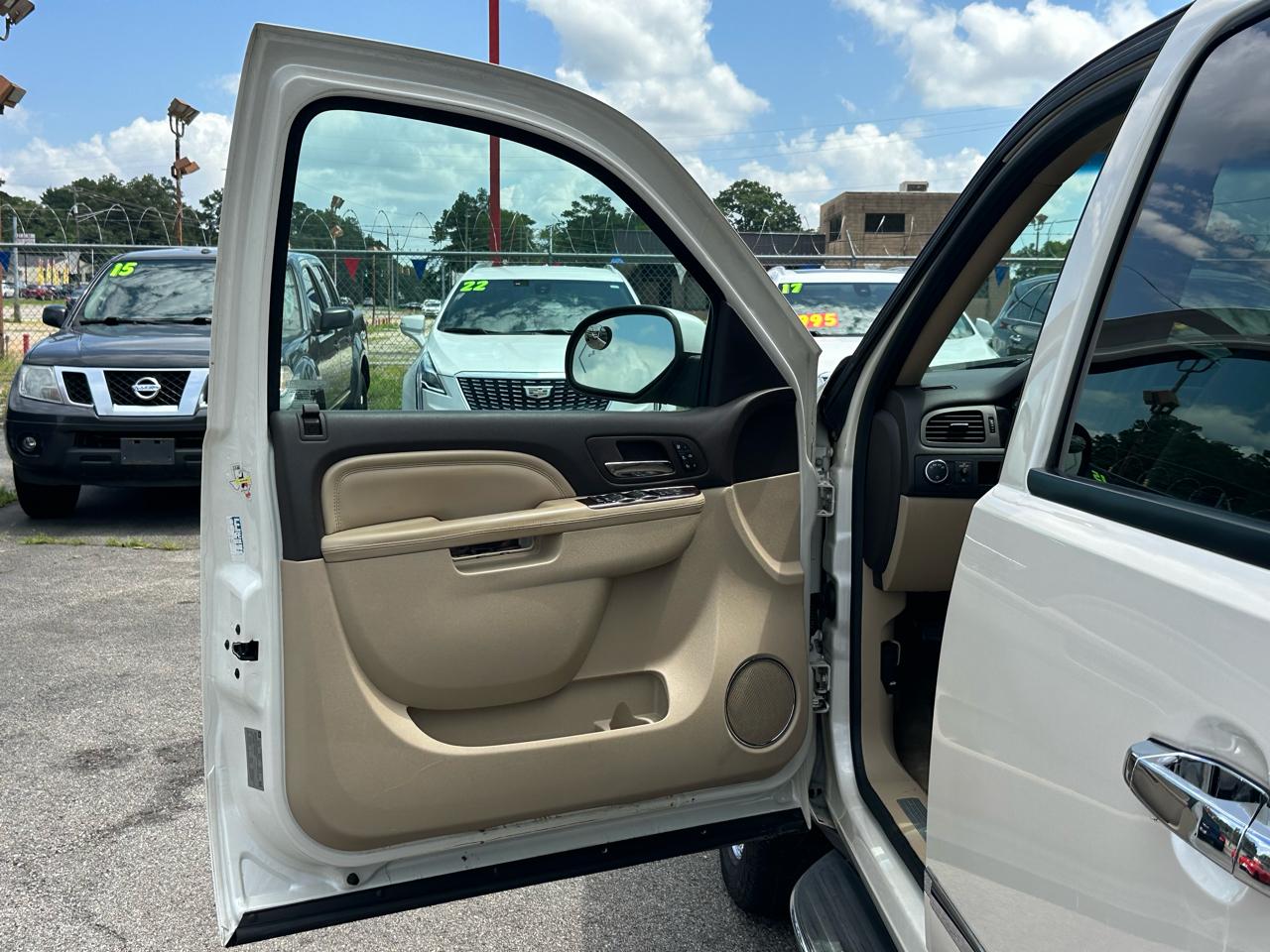GMC Yukon XL AWD 4dr 1500 Denali 2013