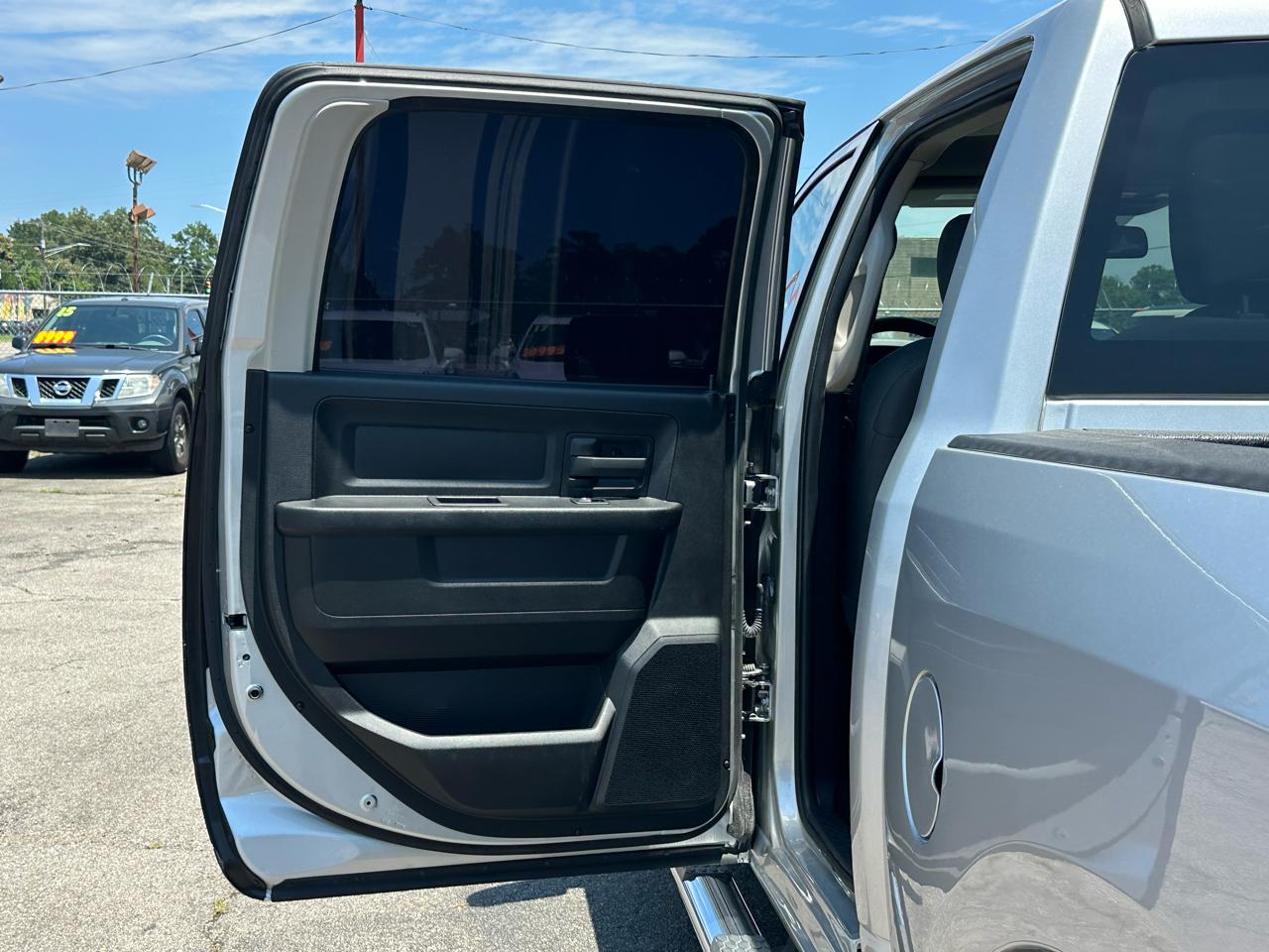 RAM 1500 2WD Crew Cab 140.5" Express 2015