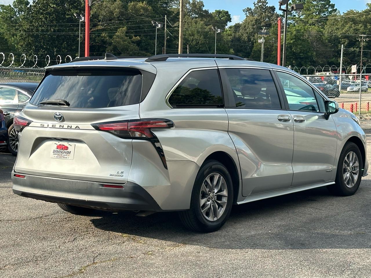Toyota Sienna LE FWD 8-Passenger (Natl) 2021