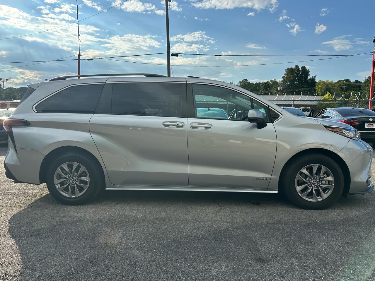 Toyota Sienna LE FWD 8-Passenger (Natl) 2021