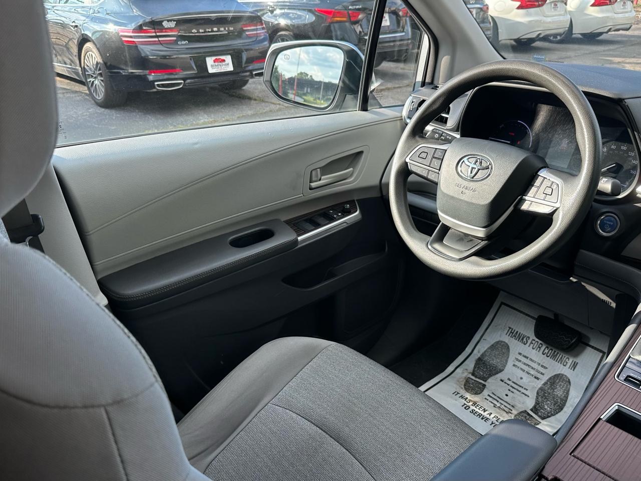Toyota Sienna LE FWD 8-Passenger (Natl) 2021