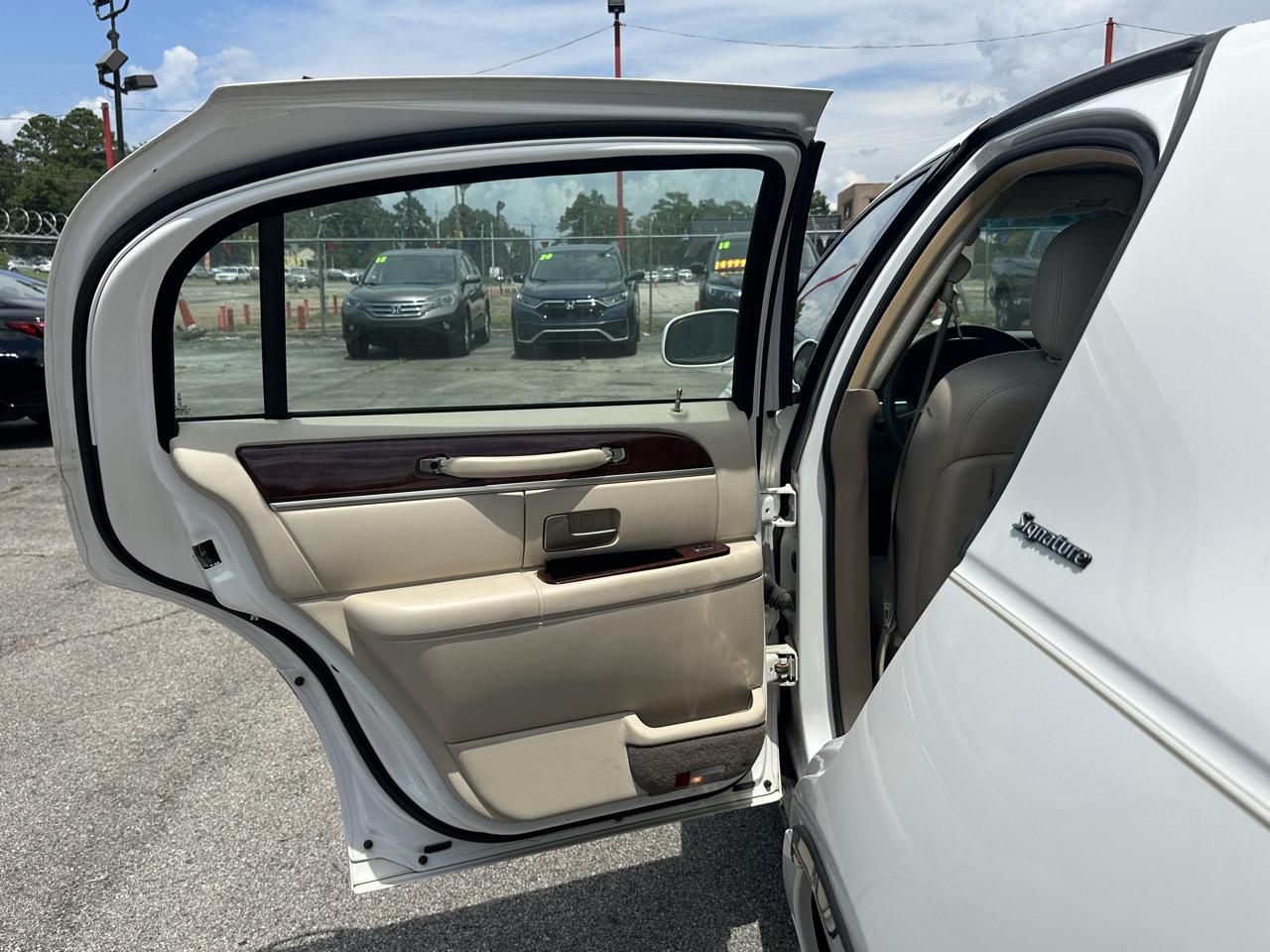 Lincoln Town Car 4dr Sdn Signature 2003
