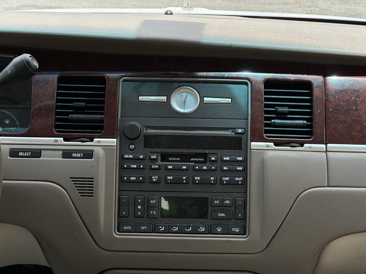 Lincoln Town Car 4dr Sdn Signature 2003