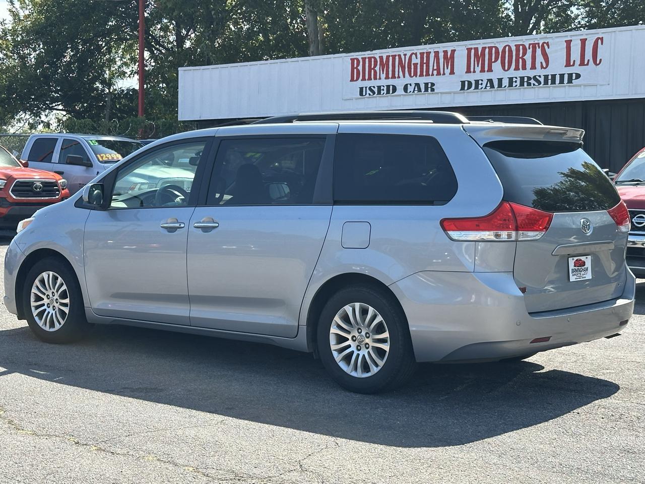 Toyota Sienna 5dr 7-Pass Van V6 XLE AAS FWD (Natl) 2014