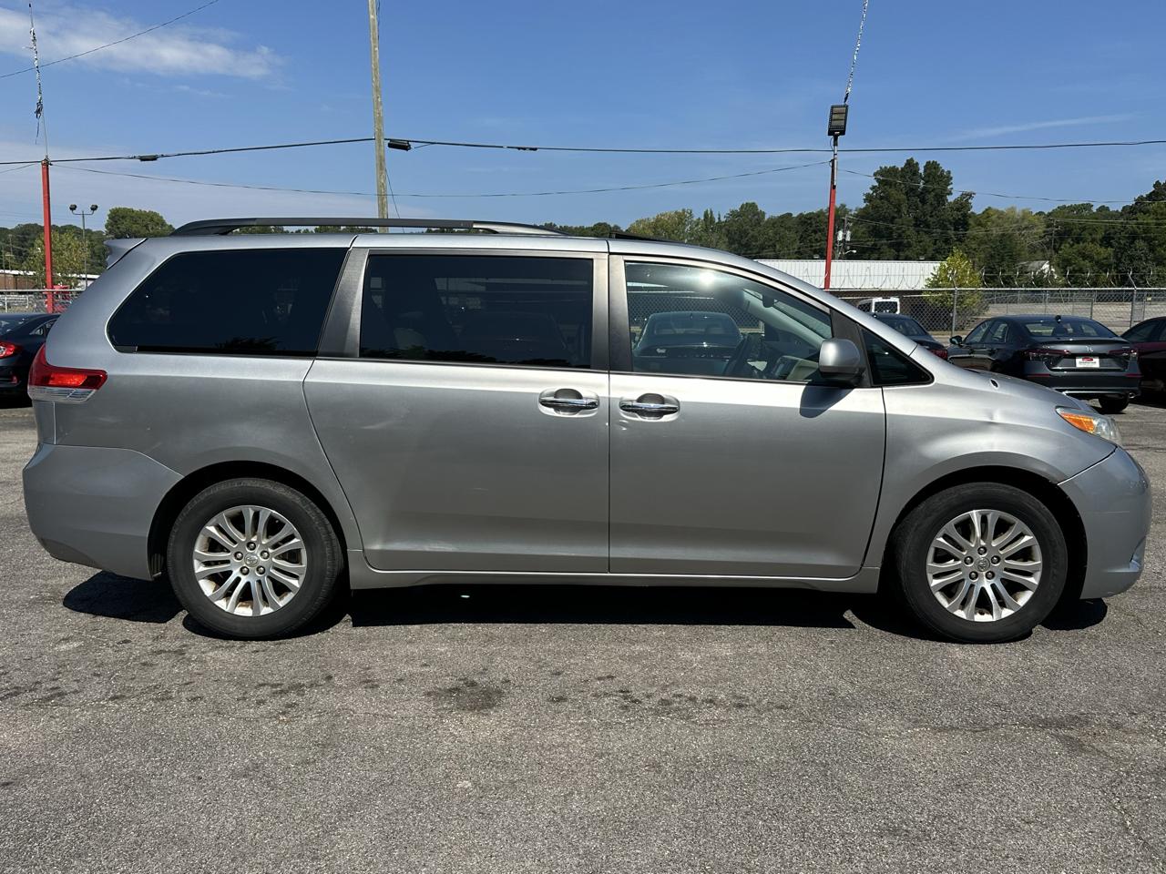 Toyota Sienna 5dr 7-Pass Van V6 XLE AAS FWD (Natl) 2014