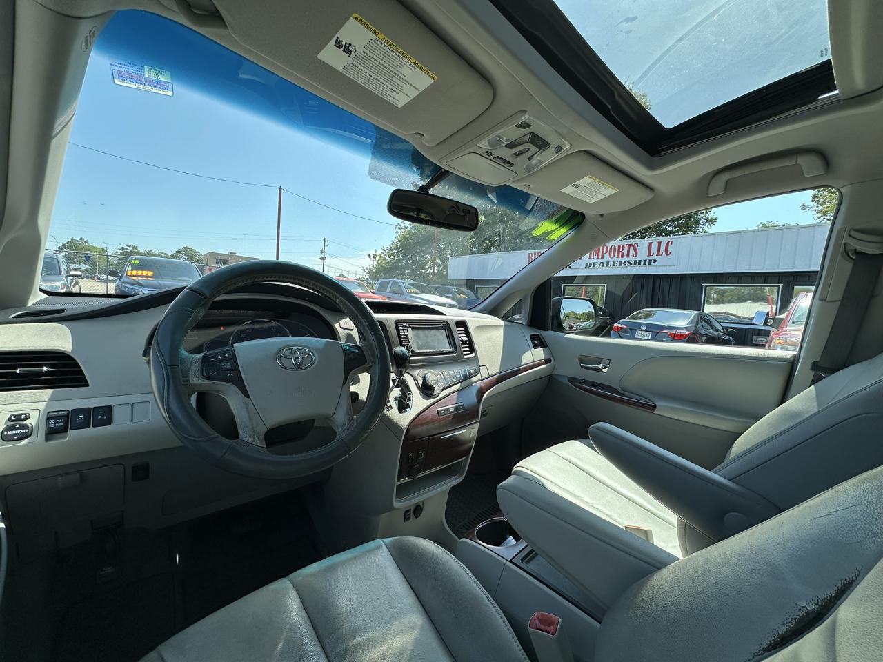 Toyota Sienna 5dr 7-Pass Van V6 XLE AAS FWD (Natl) 2014