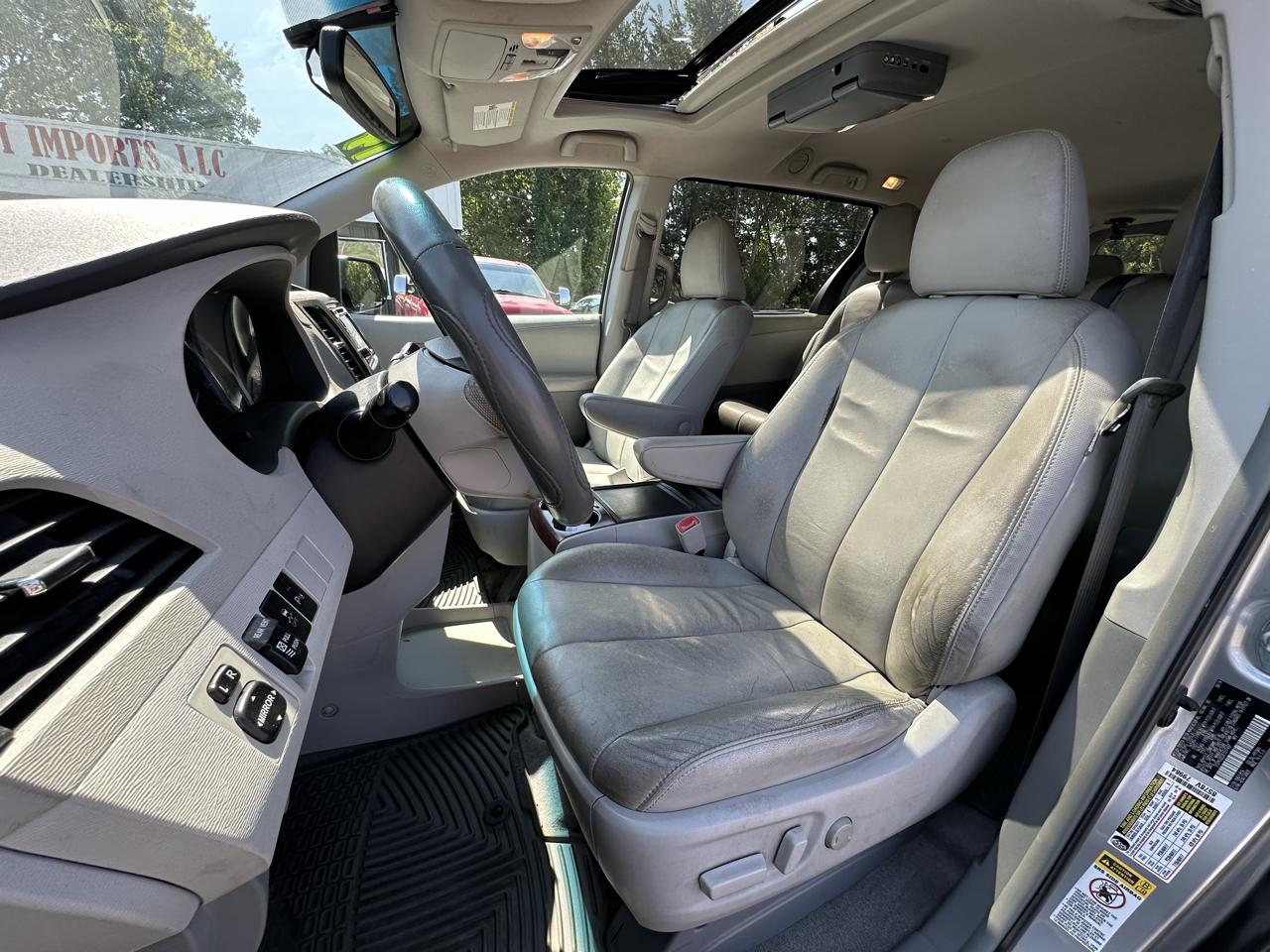 Toyota Sienna 5dr 7-Pass Van V6 XLE AAS FWD (Natl) 2014