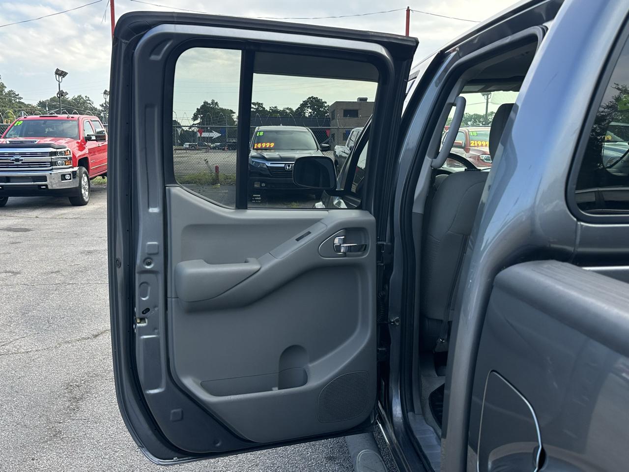 Nissan Frontier Crew Cab 4x2 SV V6 Auto 2018