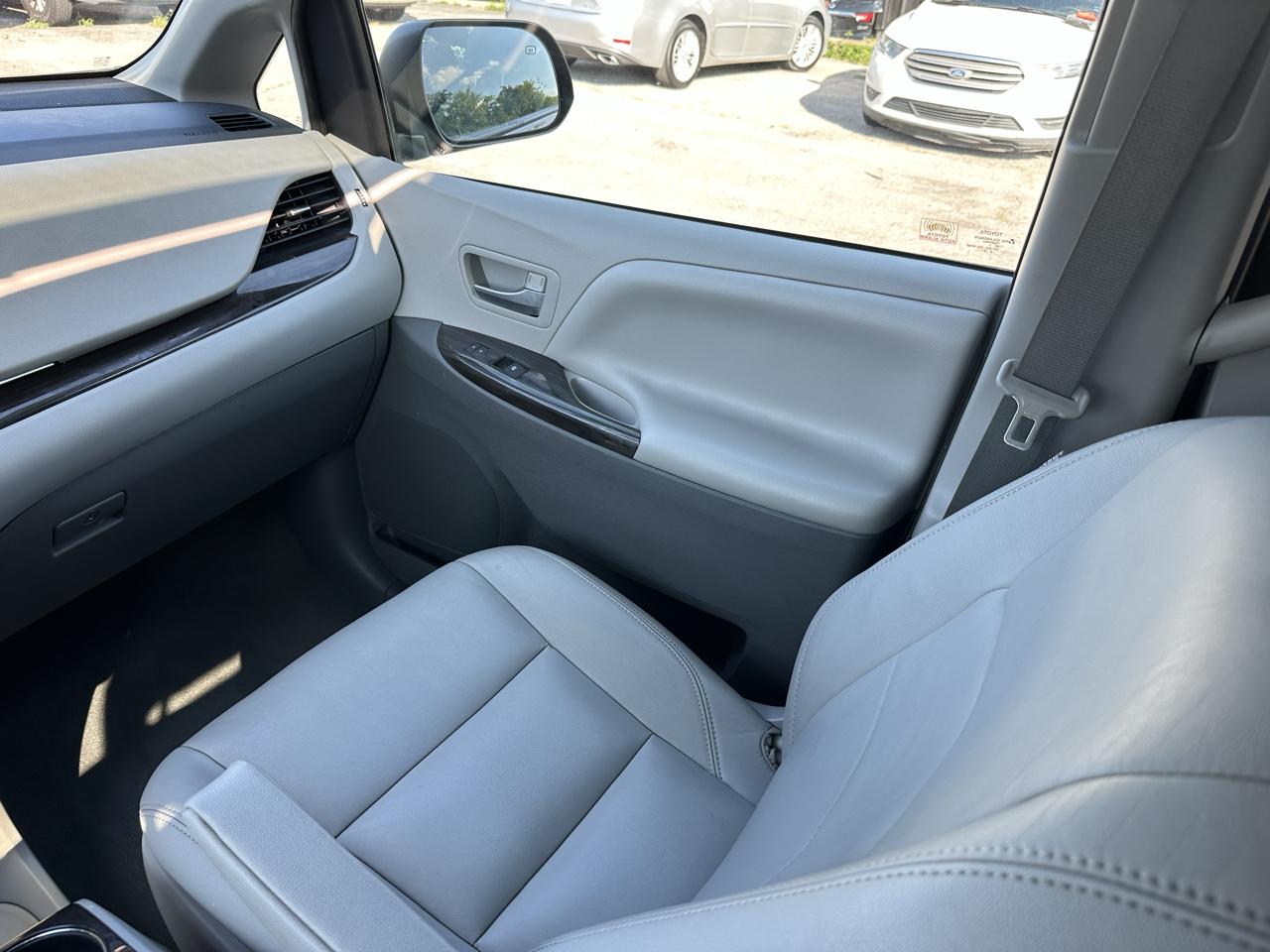 Toyota Sienna XLE Auto Access Seat FWD 7-Passenger (Natl) 2020