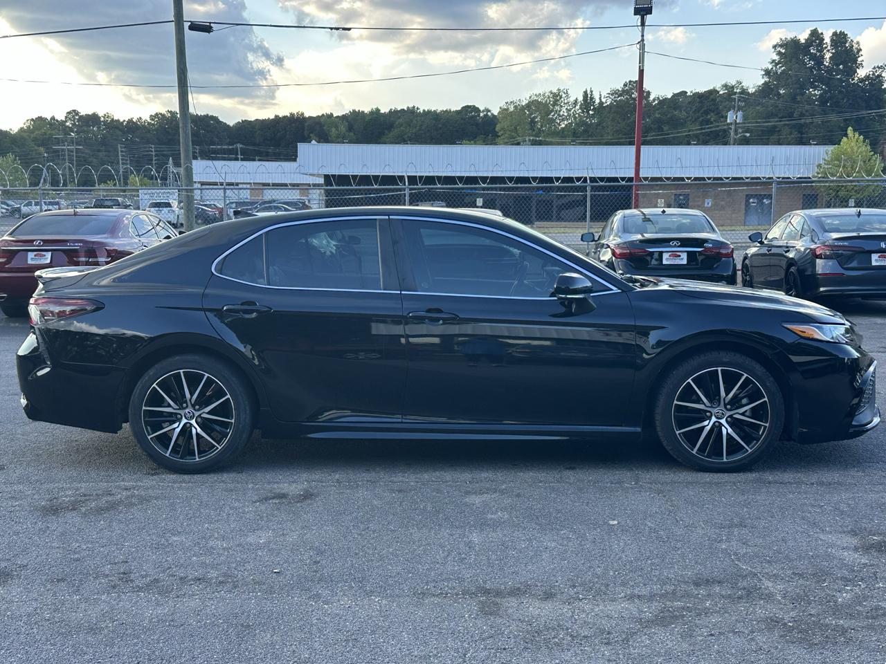 Toyota Camry Hybrid SE Nightshade CVT (Natl) 2023