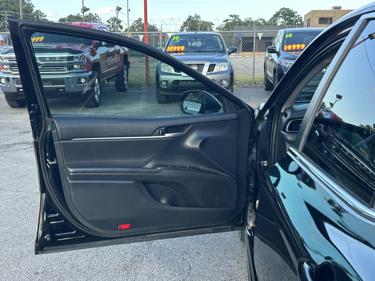 Toyota Camry Hybrid SE Nightshade CVT (Natl) 2023