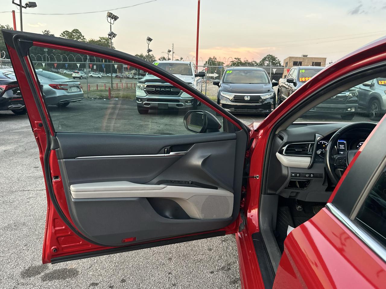 Toyota Camry SE Auto (Natl) 2021