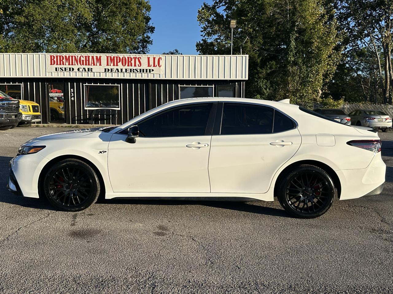 Toyota Camry Hybrid SE Nightshade CVT (Natl) 2023