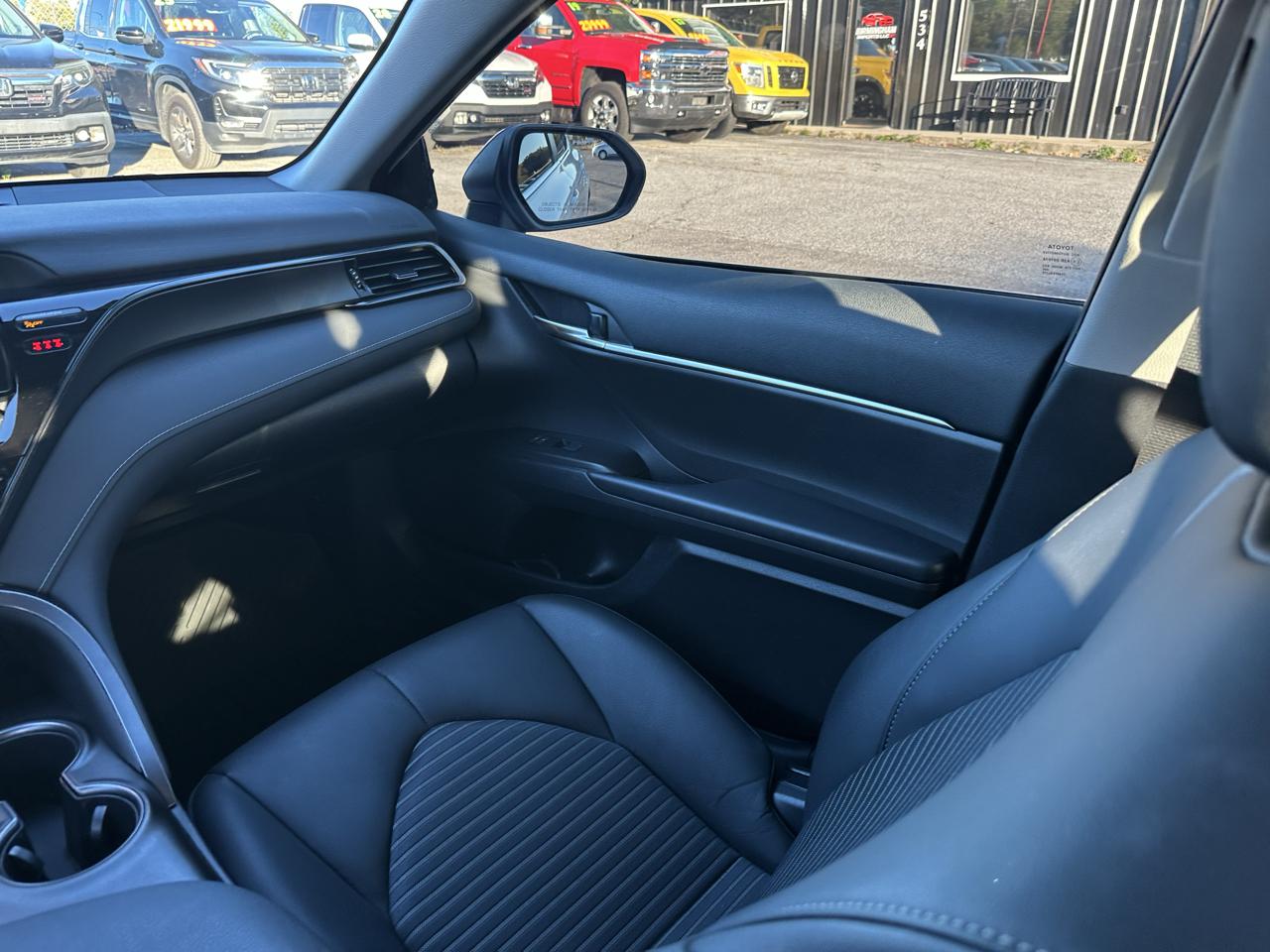 Toyota Camry Hybrid SE Nightshade CVT (Natl) 2023