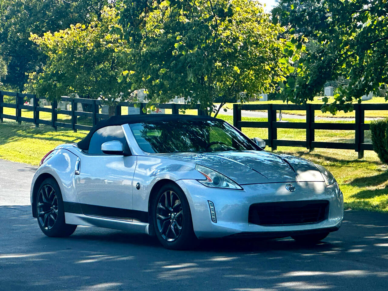 2017 Nissan Z photo 2