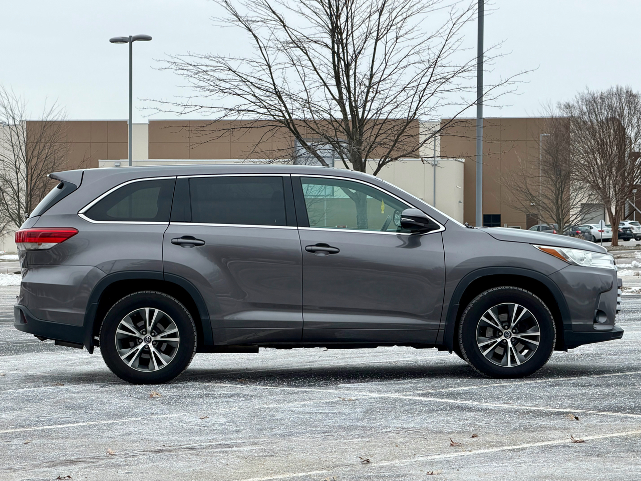 Toyota Highlander LE I4 FWD (Natl) 2017