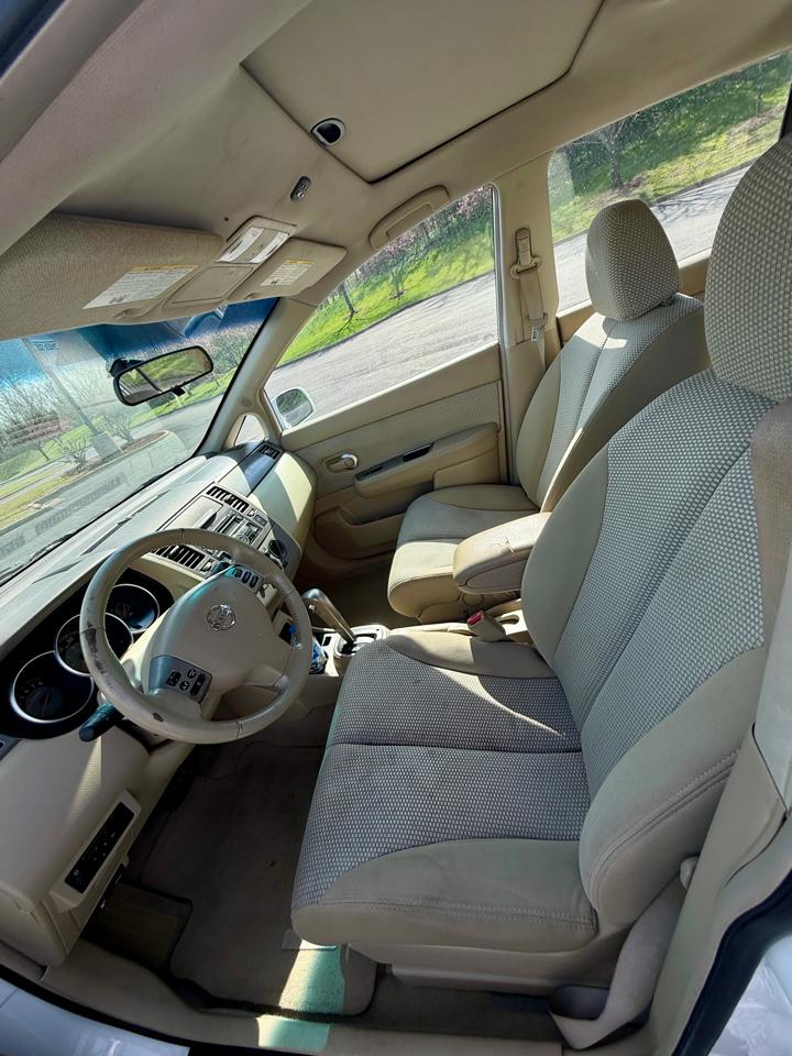 Nissan Versa 5dr HB I4 CVT 1.8 SL 2007