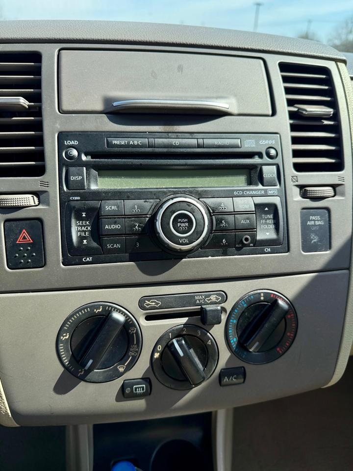 Nissan Versa 5dr HB I4 CVT 1.8 SL 2007