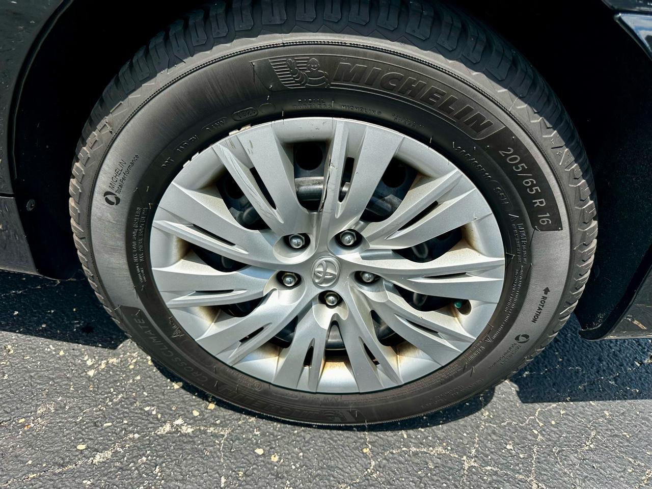 Toyota Camry 4dr Sdn I4 Auto XLE (Natl) 2013