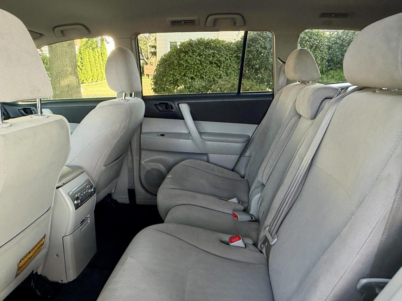 Toyota Highlander FWD 4dr I4 (Natl) 2013