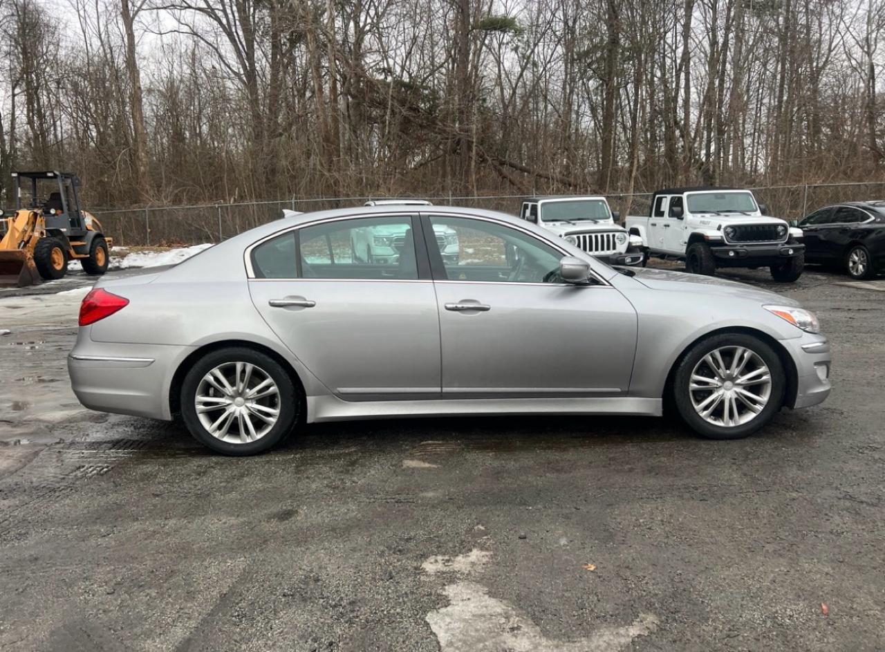 Hyundai Genesis 3.8L V6 4D Sedan 2013