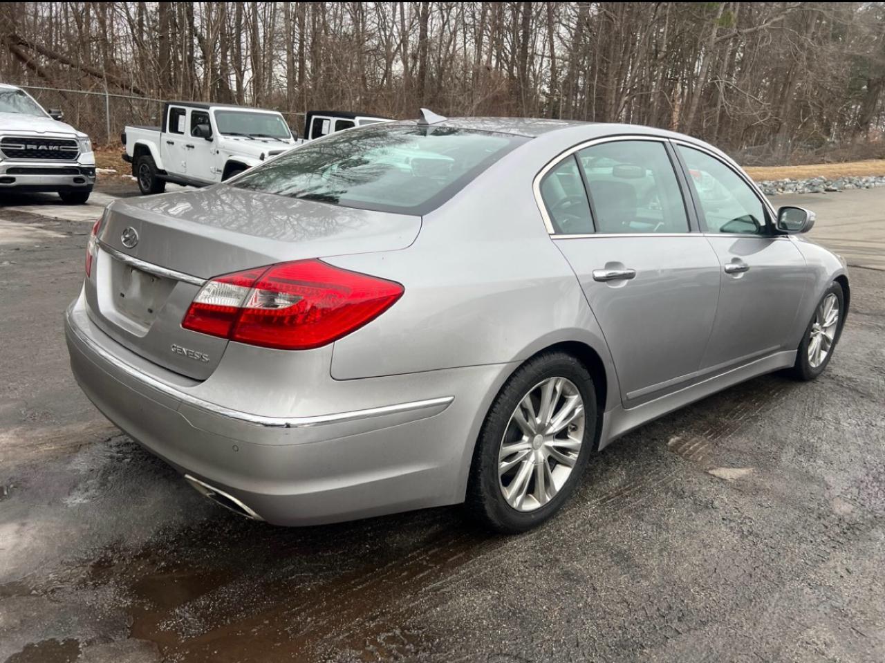Hyundai Genesis 3.8L V6 4D Sedan 2013