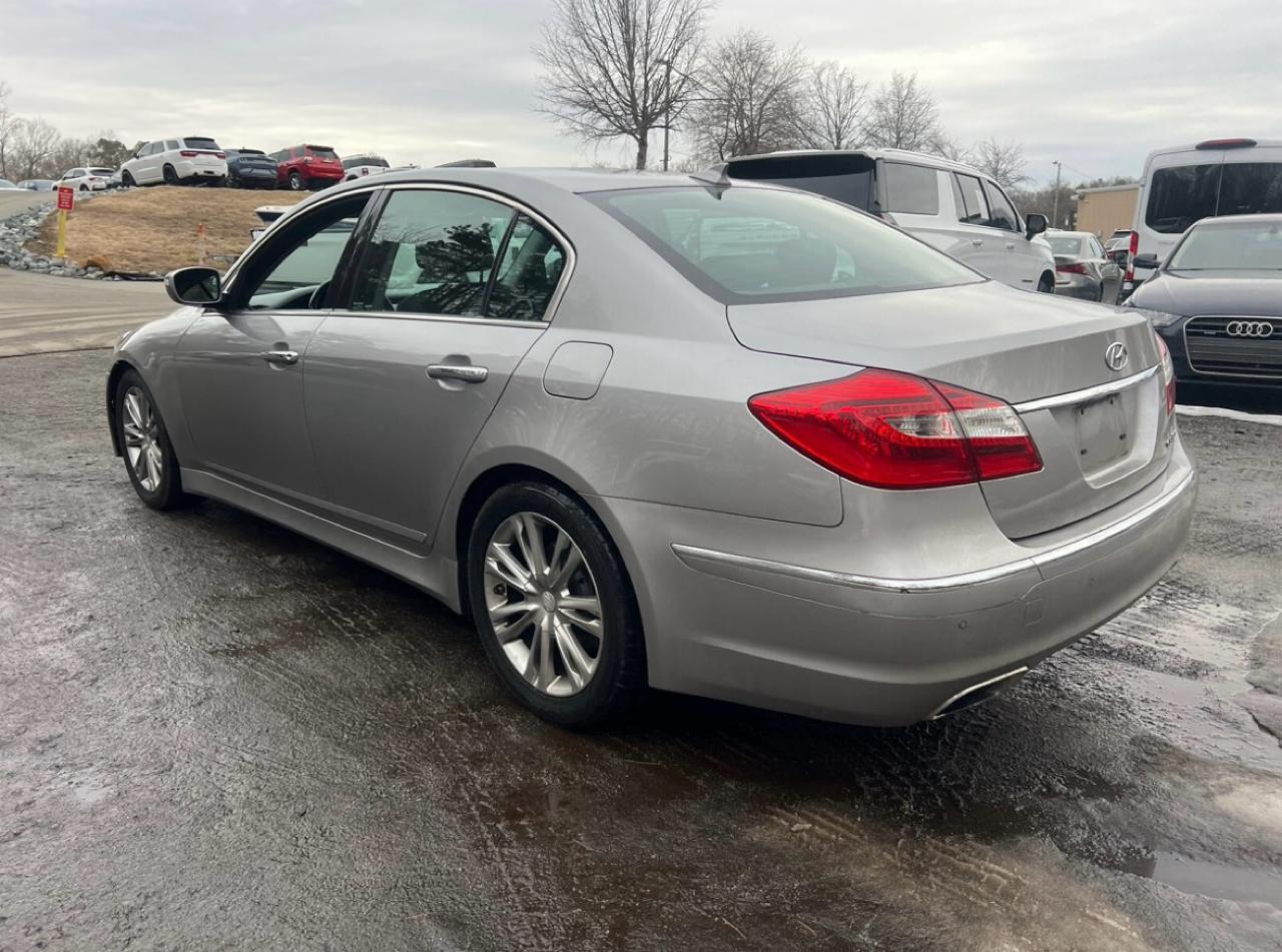 Hyundai Genesis 3.8L V6 4D Sedan 2013