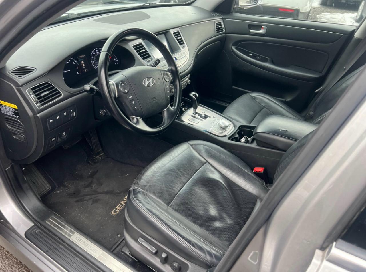 Hyundai Genesis 3.8L V6 4D Sedan 2013