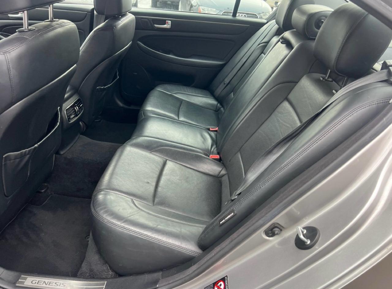 Hyundai Genesis 3.8L V6 4D Sedan 2013