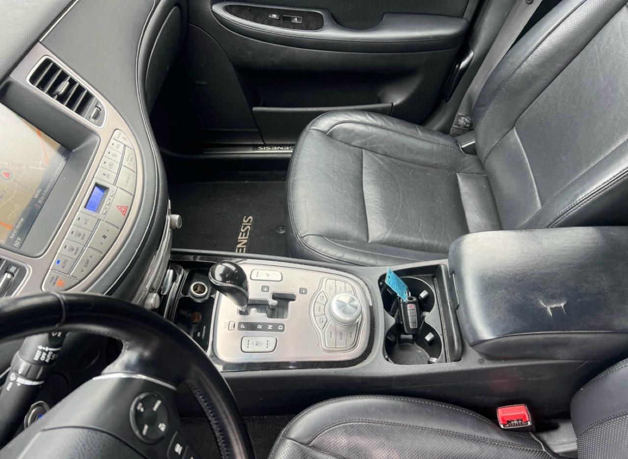 Hyundai Genesis 3.8L V6 4D Sedan 2013