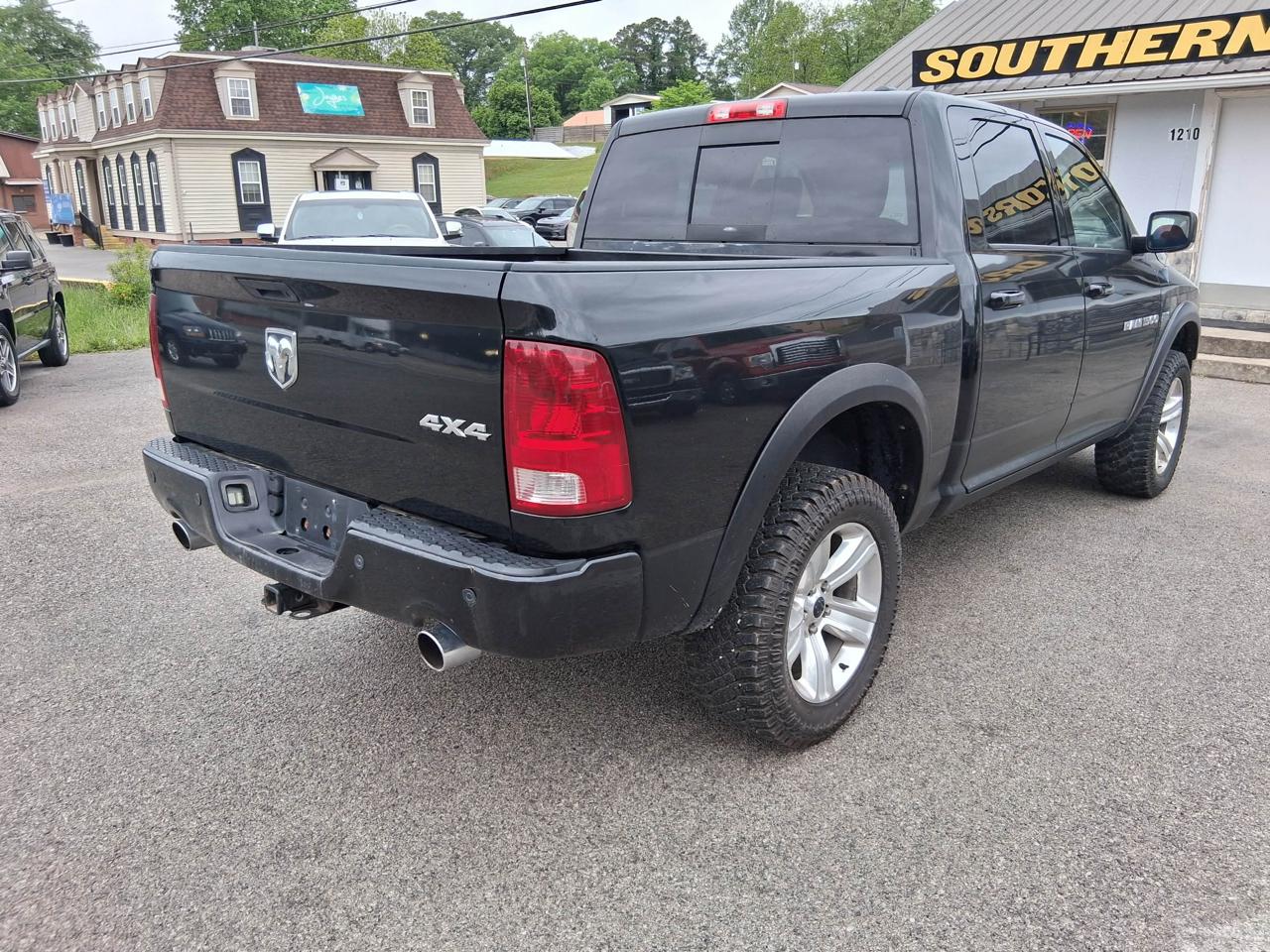 RAM 1500 4WD Crew Cab 140.5" Sport 2011