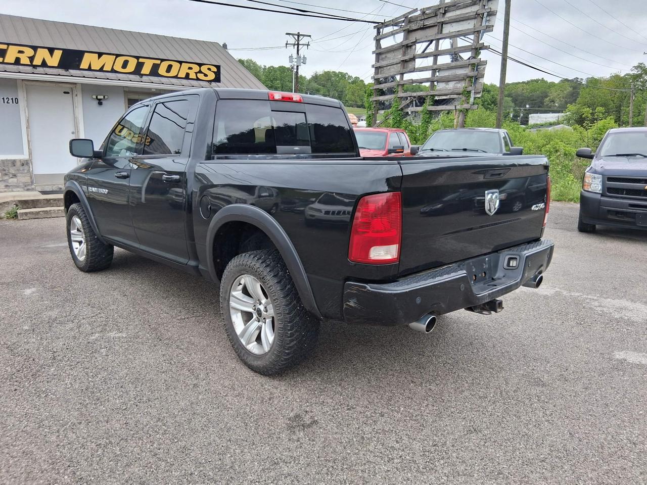 RAM 1500 4WD Crew Cab 140.5" Sport 2011