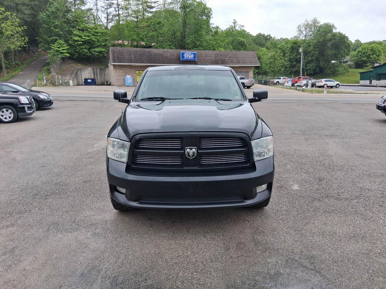 RAM 1500 4WD Crew Cab 140.5" Sport 2011