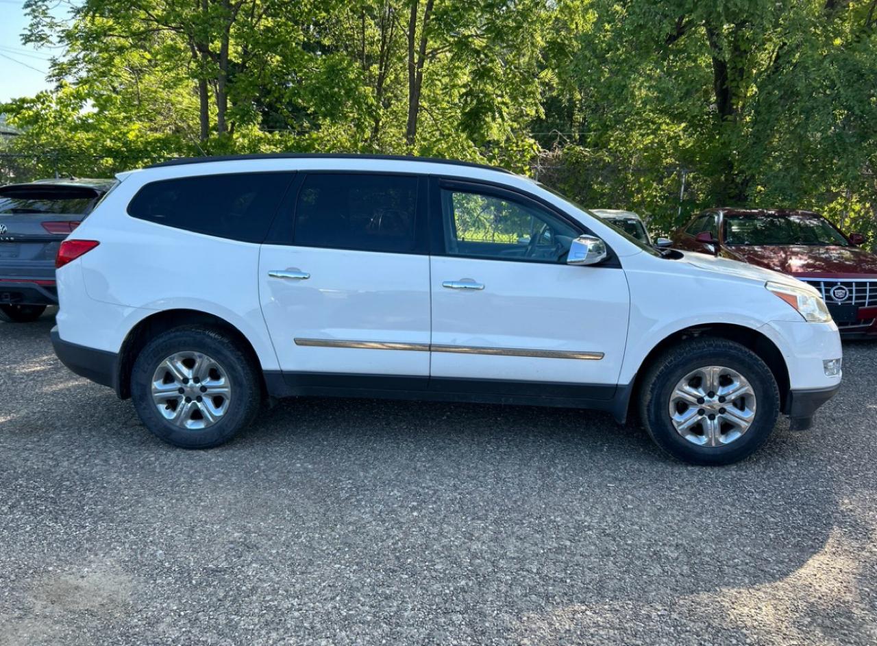 Chevrolet Traverse LS FWD 2011