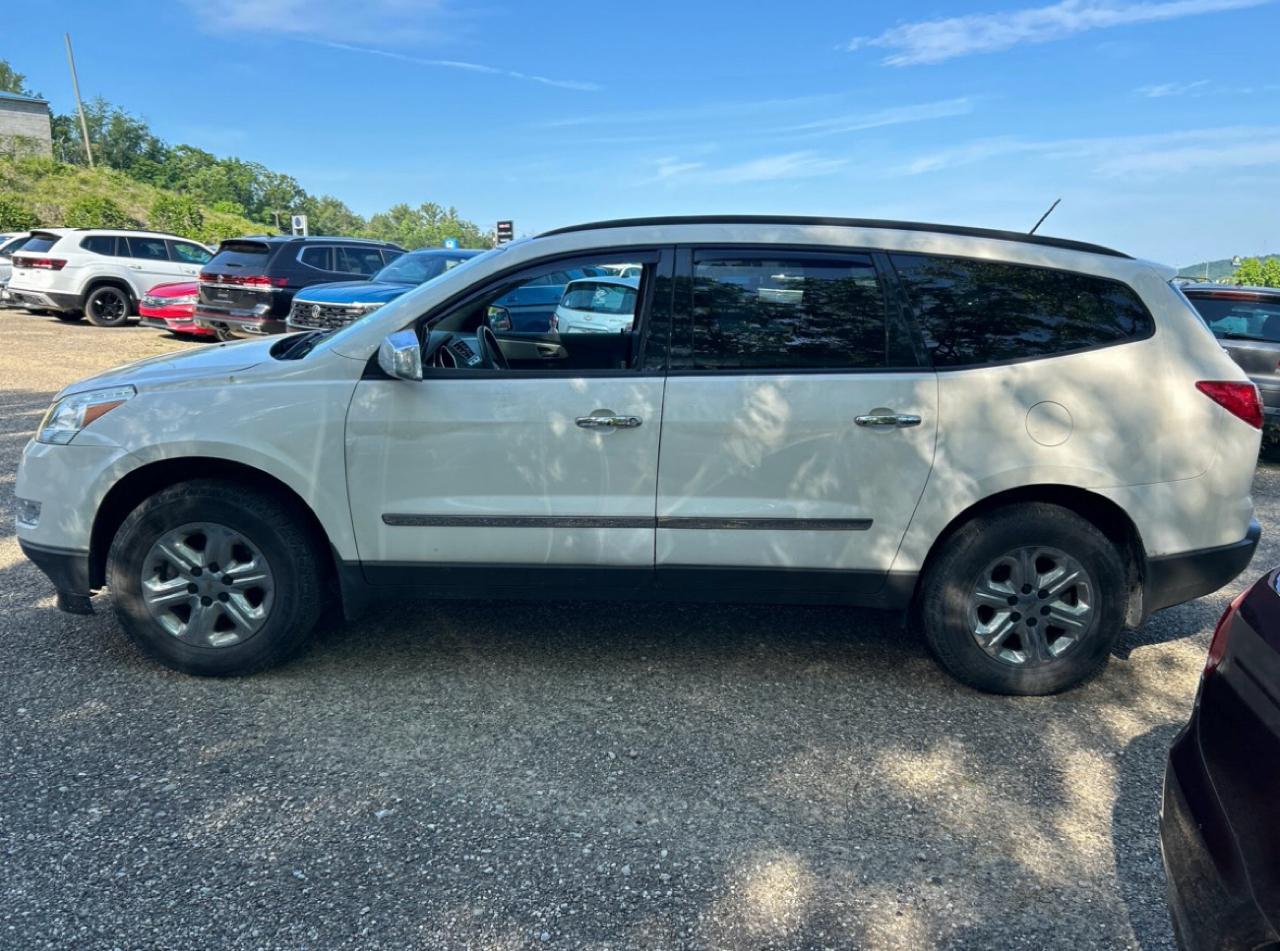 Chevrolet Traverse LS FWD 2011