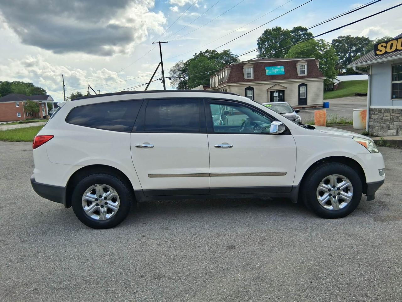 Chevrolet Traverse LS FWD 2011