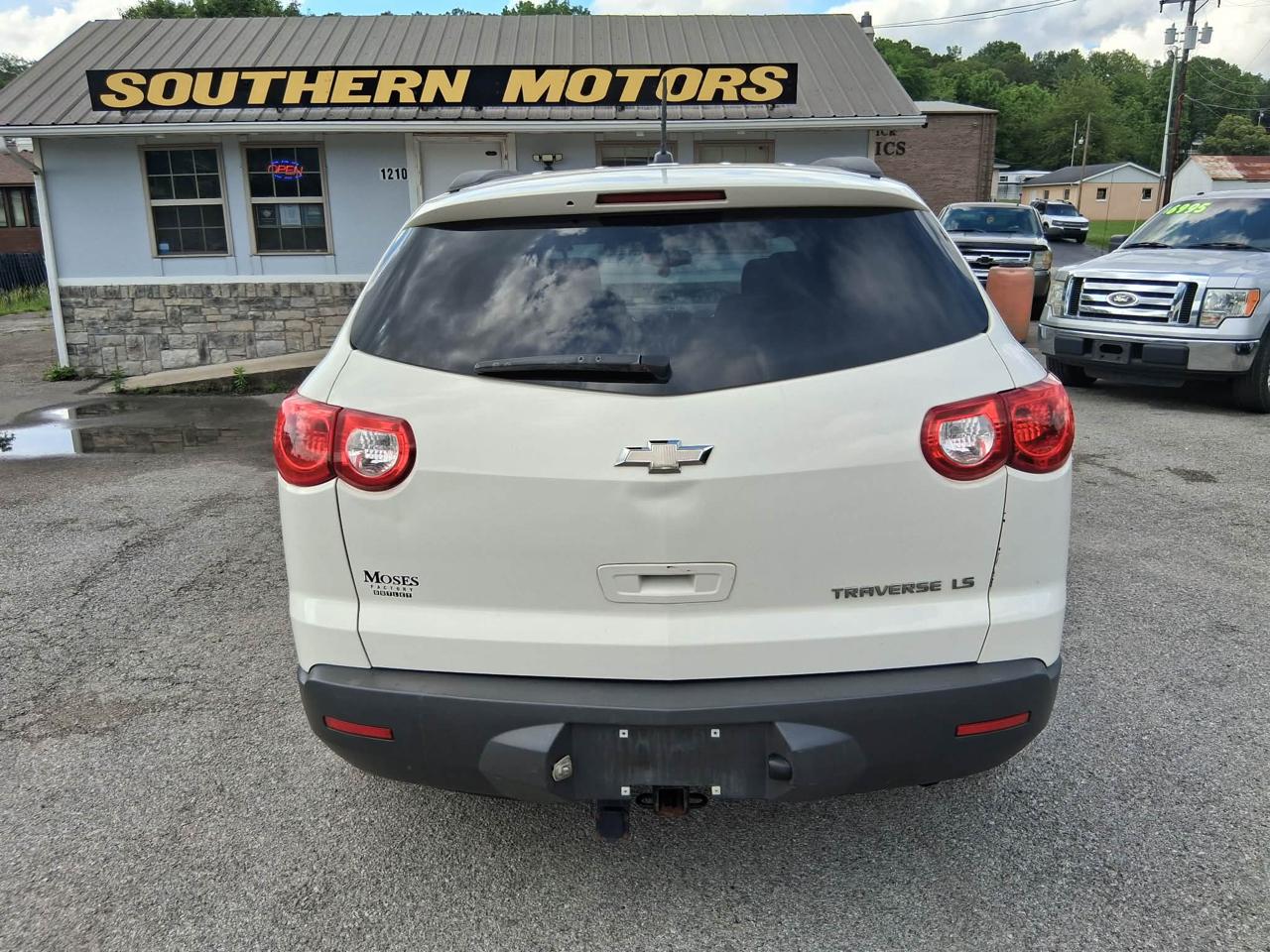 Chevrolet Traverse LS FWD 2011