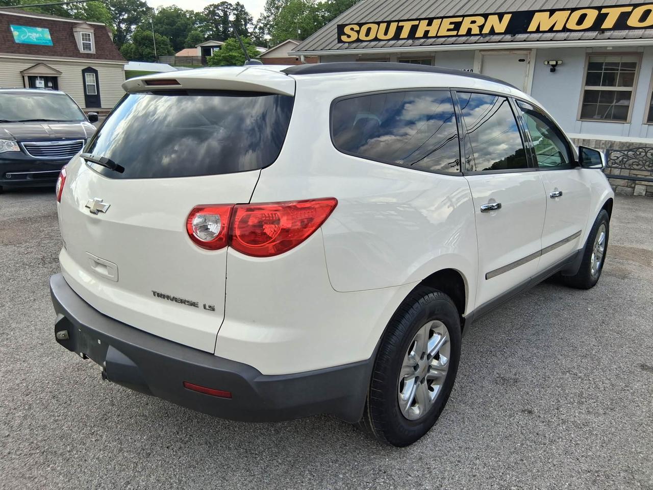 Chevrolet Traverse LS FWD 2011