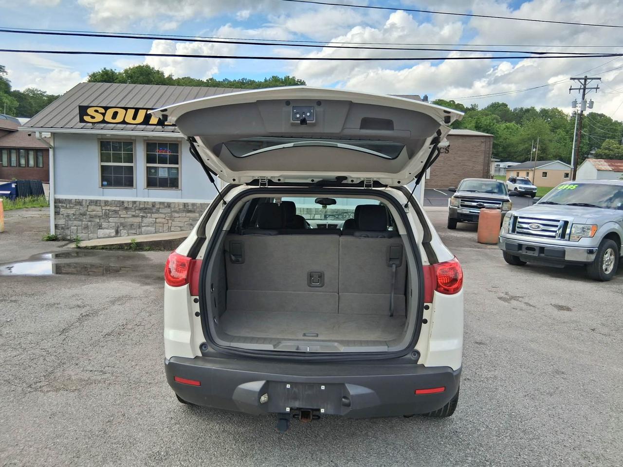 Chevrolet Traverse LS FWD 2011