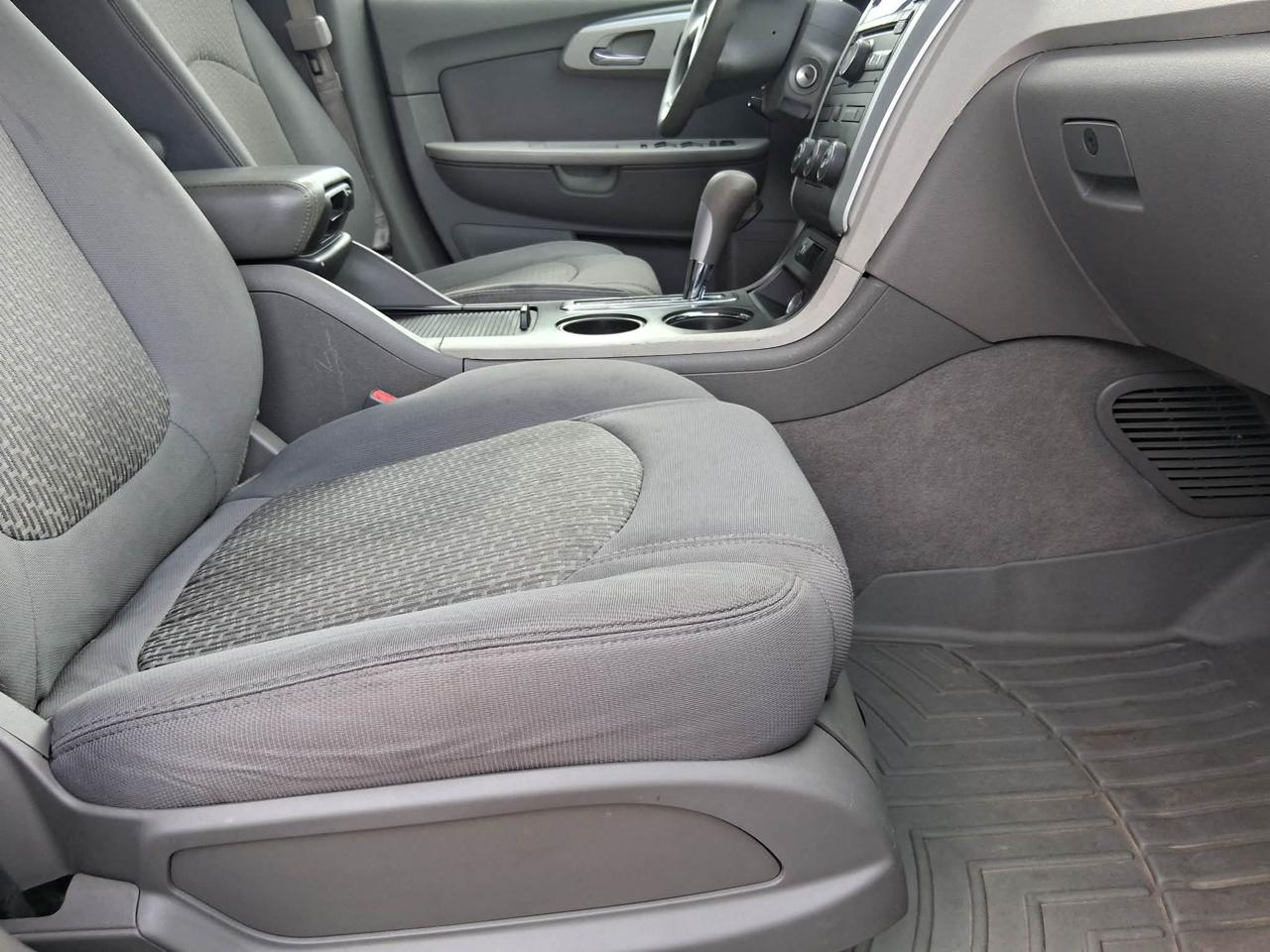 Chevrolet Traverse LS FWD 2011