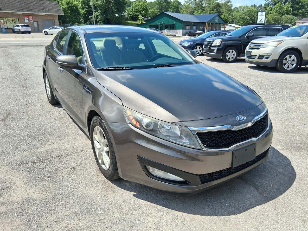 Kia Optima LX MT 2012