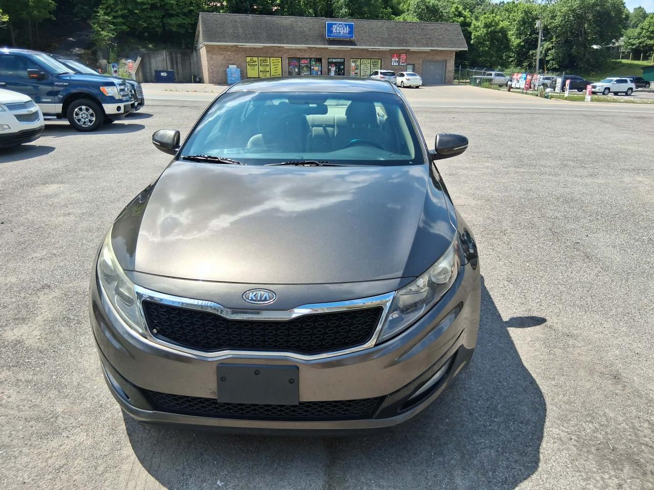 Kia Optima LX MT 2012